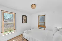 2700ft2, 6 bdrm, 2 kitchens, mins to Falls, AC, WiFi, sleep 16