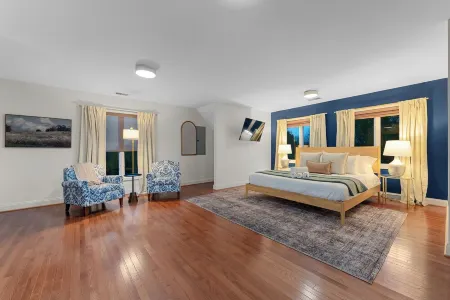 Luxe Bourbon Trail Cabin– Hot Tub/Pickleball/Fire Pit/Pool/Game Room