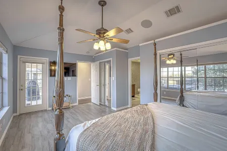 Waterfront Getaway • Hot Tub, Dock & Views