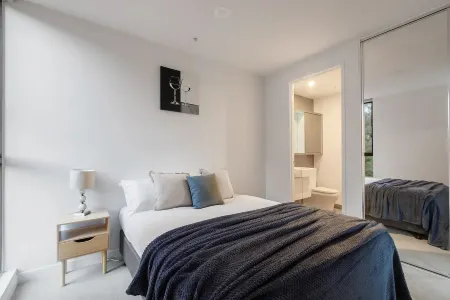 A 3BR Apt Next to Melbourne Zoo, FREE Parking Отели рядом с достопримечательностью «Университет Мельбурн»