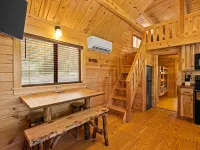 Barnwell Mountain Cabins #2: Cabin/Tiny Home w/ loft in Gilmer across from BMRA Hotels in Upshur County