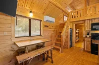 Barnwell Mountain Cabins #2: Cabin/Tiny Home w/ loft in Gilmer across from BMRA