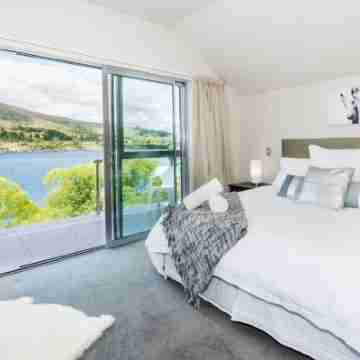 3 LEVEL LAKESIDE LUXURY, SPA BATH, INTERNAL GARAGE Rooms