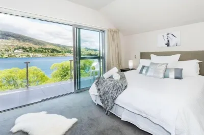 3 LEVEL LAKESIDE LUXURY, SPA BATH, INTERNAL GARAGE