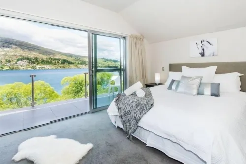 3 LEVEL LAKESIDE LUXURY, SPA BATH, INTERNAL GARAGE