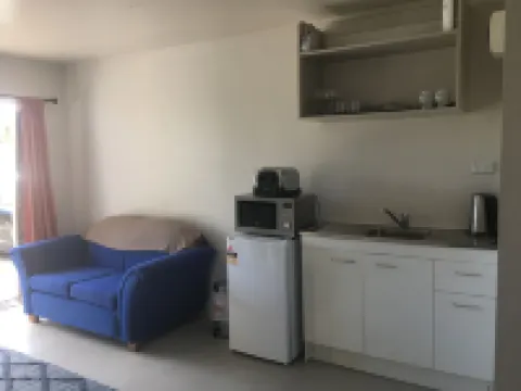 Sneezle Beezle Studio Apartment Hotels in Ōmāpere