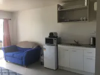 Sneezle Beezle Studio Apartment Hotels in Omapere