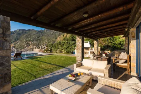 Spacious Villa in unspoilt nature directly by the sea - a paradise