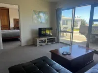 Sneezle Beezle Beach Apartment Hotels in Ōmāpere