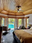 Pet friendly Luxury Accommodation with private Pool and Jetty