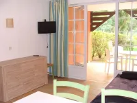 Apt type studio, 4/5 pers, in residence with swimming pools, beach and golf on foot