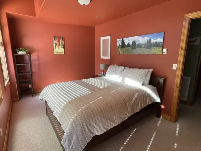 Quiet Top Floor Condo w/ Views. Walk to Dillon Marina & Amphitheater Hotels near REI
