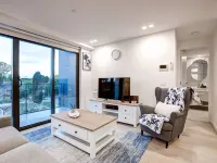 The Hamptons: Dual-Suite Sanctuary | 2 Private Baths | Rooftop Pool Hotels in Dickson