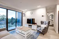 The Hamptons - Luxurious Fully Furnished 2 Bedroom Central Location