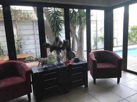 The White House in fabulous Fish Hoek Отели рядом с достопримечательностью «Fish Hoek Beach»