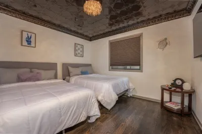 Retreat in Clear Lake, Iowa - GARAGE HANGOUT - Half block from Lake! Tourist Park附近的飯店