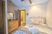 Spacious Catskill Mountains ski cabin with fire pit