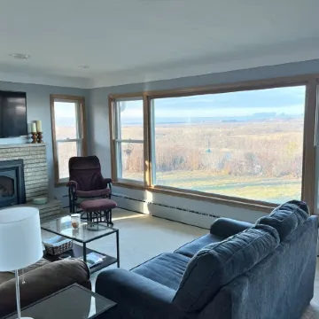 Quiet and convenient home with a view Отели в г. Гудхью