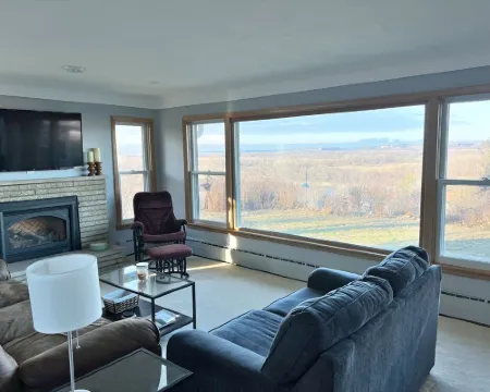 Quiet and convenient home with a view Hoteles en Red Wing