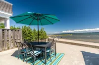 Beachfront cottage located in the heart of Fairfield Beach!!