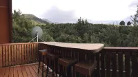 Authentic log chalet serene and secluded with outdoor spa