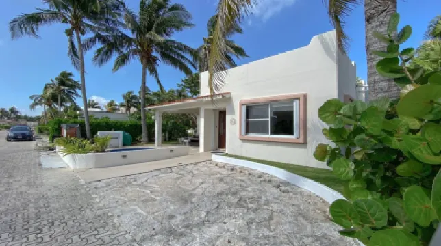 Casa Tomas Playacar - 4 Bed 4.5 bath Beach House with Pool in gated community 鄰近瑪雅河的酒店