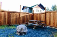 Otter Point Getaway| Cozy & Calming| Close to Sooke| Stylish Westcoast Vacation Hotels near Sandcut Beach