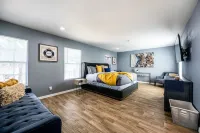 Mega House: 7 bed 3 bath! King & Queen beds!