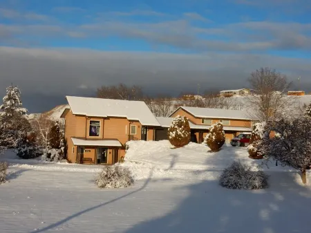 Silver Star Road Suites - Detached Two Bedroom Suite