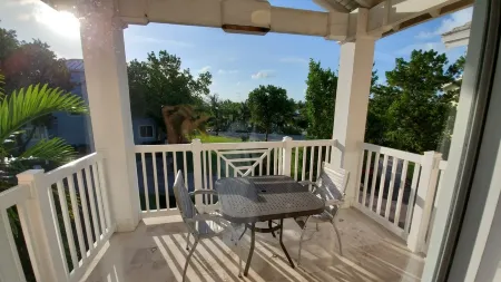 "Gorgeous and Open" 2 Bedroom / 2 Bath Villa