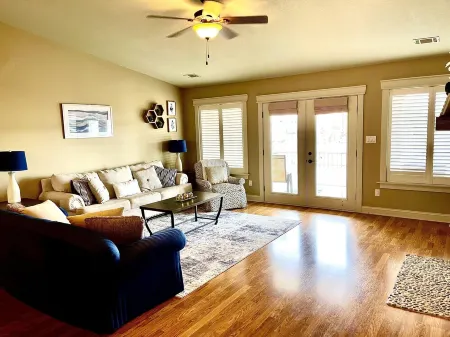 Next to horse races! On lake Hamilton