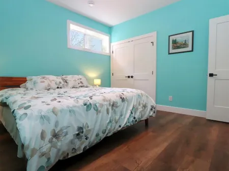 TREETOP PARADISE SUITEBreathtaking lake and mountain views 5 min from the beach