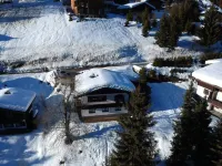 Very quiet, detached vacation home for up to eight people.