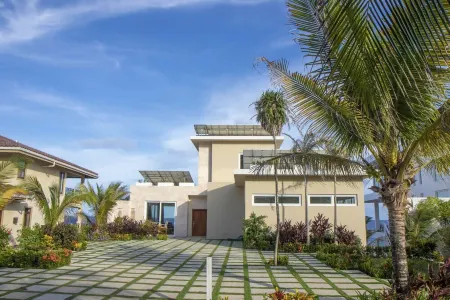 Stunning Oceanfront 5 Bed House with Infinity Pool