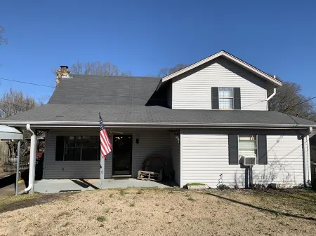 Spacious waterfront cabin located on the lower Sardis lake.