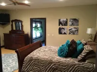 Luxury Home w/INDOOR POOL 20mins BarHarbor boardersAcadia National Par