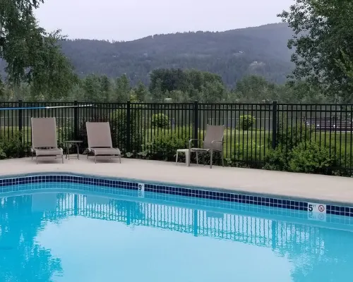 New Remodel! Lakeside Condo w/ Pool, Kayaks, Bikes サンドポイントのホテル