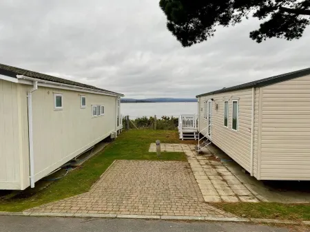 Lotus 2 bedroom dog friendly caravan with veranda offers a stunning sea view. Отели в г. Пул