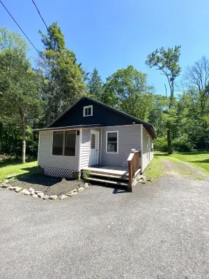 Modern Cottage with Beautiful Backyard and Firepit!
