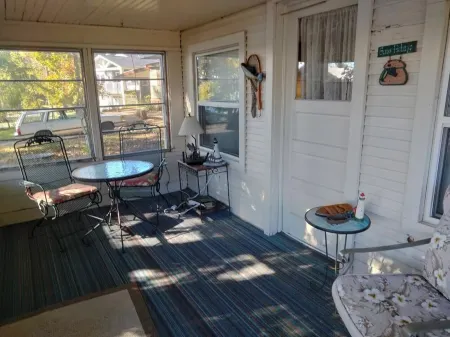 Cozy Cottage on Crooked Lake First Basin Отели рядом с достопримечательностью «Premier Rental-Purchase»