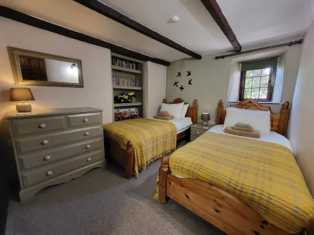 4 bedroom barn conversion on smallholding with alpacas, goats and pigs Отели в г. Редрут