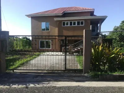 Charming 2-bedroom hideaway near Cabier, full kitchen and air-conditioned rooms. Hotels in 