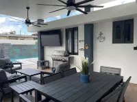 Charming 4-bedroom house w private pool, 7min from airport, close to restaurants