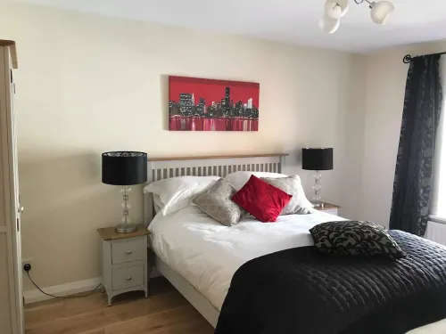 Newcastle Seafront apartment with WiFi & Parking