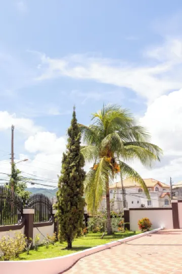 PINES VACATION RENTALS- EXCELLENT LOCATION, MINUTES FROM EVERYTHING. Hotels in 