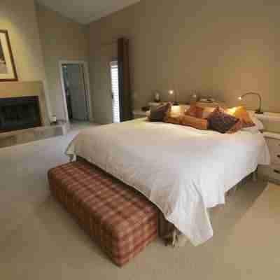 3 Bdrm Luxury. Gourmet Kitchen/Pool/Spa/Walk to Shops. Pets OK. Short/Long Term Rooms