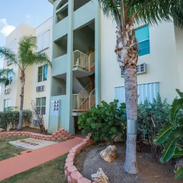 Puerto Salinas 3 bdrm fully air conditioned garden apartment, WiFi, 2 parkings