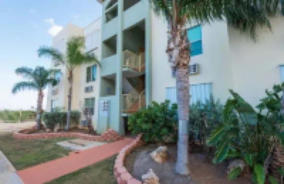 Puerto Salinas 3 bdrm fully air conditioned garden apartment, WiFi, 2 parkings