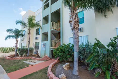 Puerto Salinas 3 bdrm fully air conditioned garden apartment, WiFi, 2 parkings