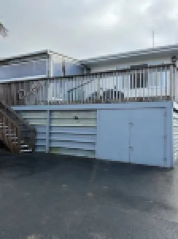 Ocean views, short walk to the beach. Close to the winery and great fishing.